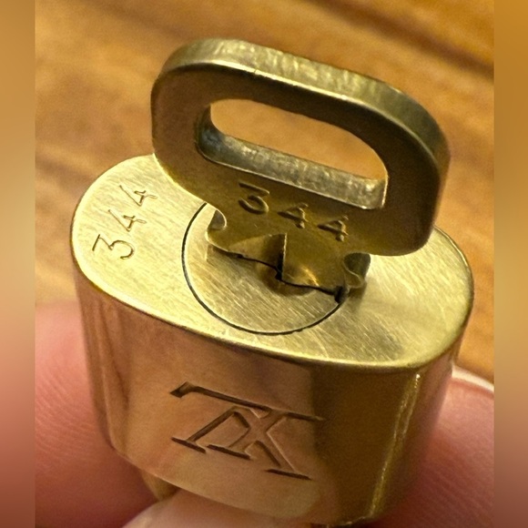 Louis Vuitton LV #344 48" chain unbranded. Authentic Lock & Key double choker - Picture 4 of 5